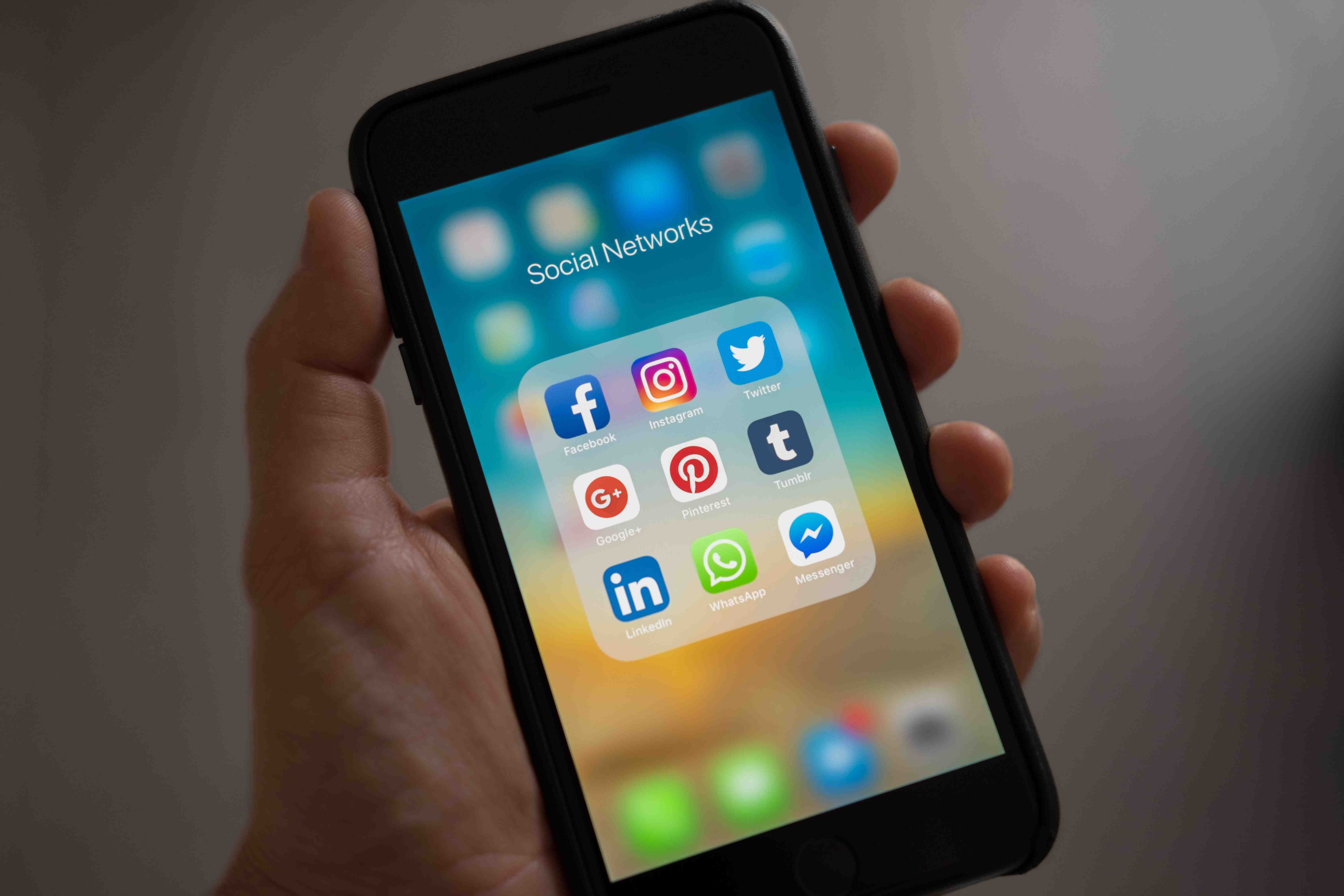 Strategi Pemasaran Lewat Media Sosial : IG, FB dan WA