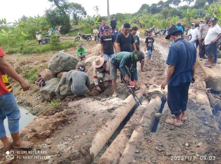 Unjuk rasa di sertai pemotongan jembatan oleh oknum masa aksi. Juma (7/1/22). Sumber Foto: IG donorojopolsek