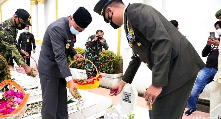 Peringati HPN 2021, Bupati Rohil Afrizal Sintong Gelar Tabur Bunga Ke Taman Makam Pahlawan