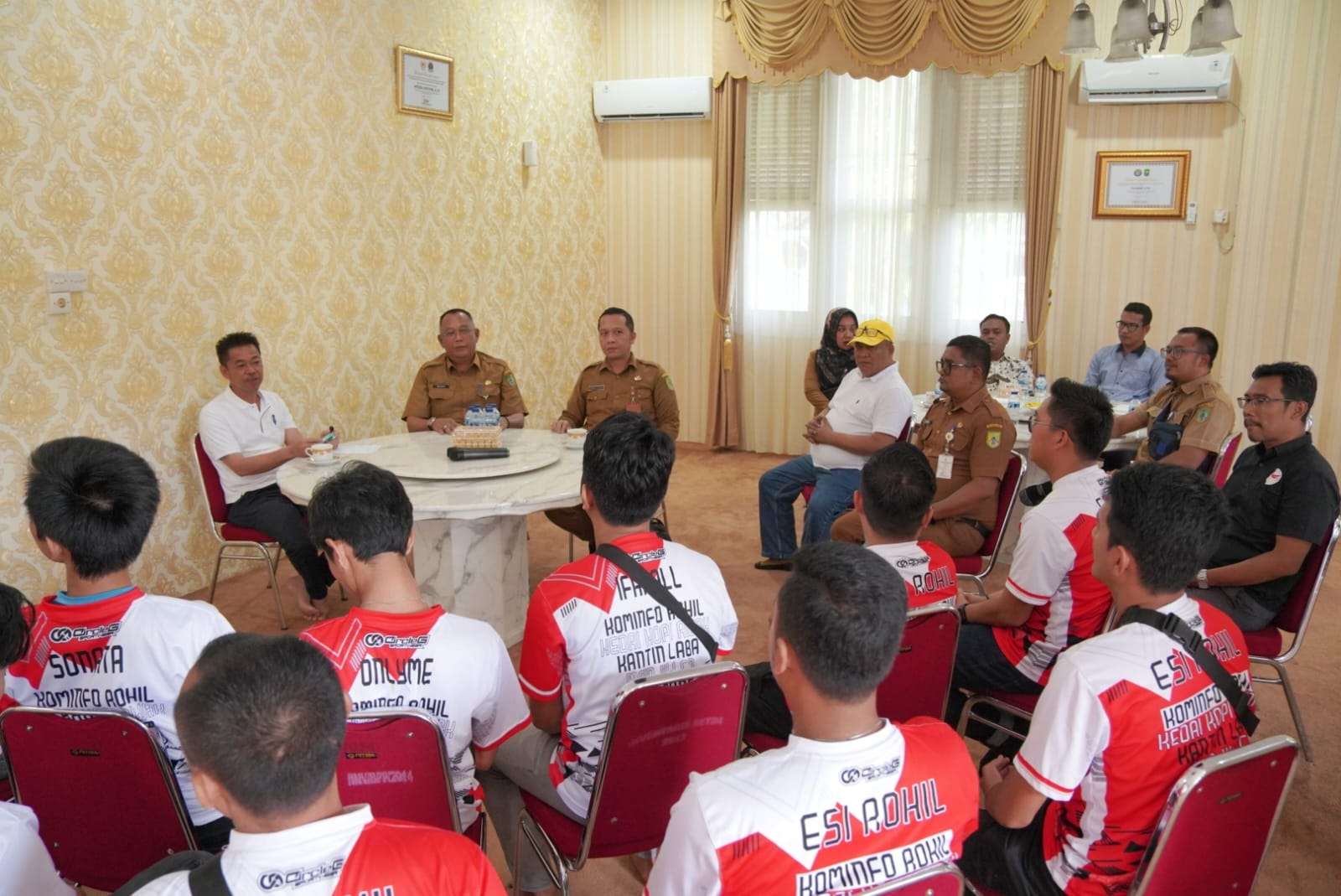 Bupati Afrizal Sintong Lepas Keberangkatan Esi Rohil Tanding Mobile