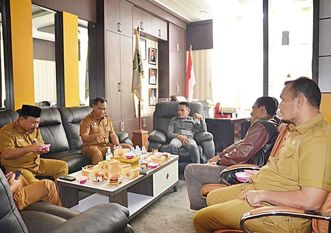 Didampingi Sekwan, Ketua DPRD Rohil Maston Terima Kunjungan Silaturahmi Sekdakab Fauzi Erizal 