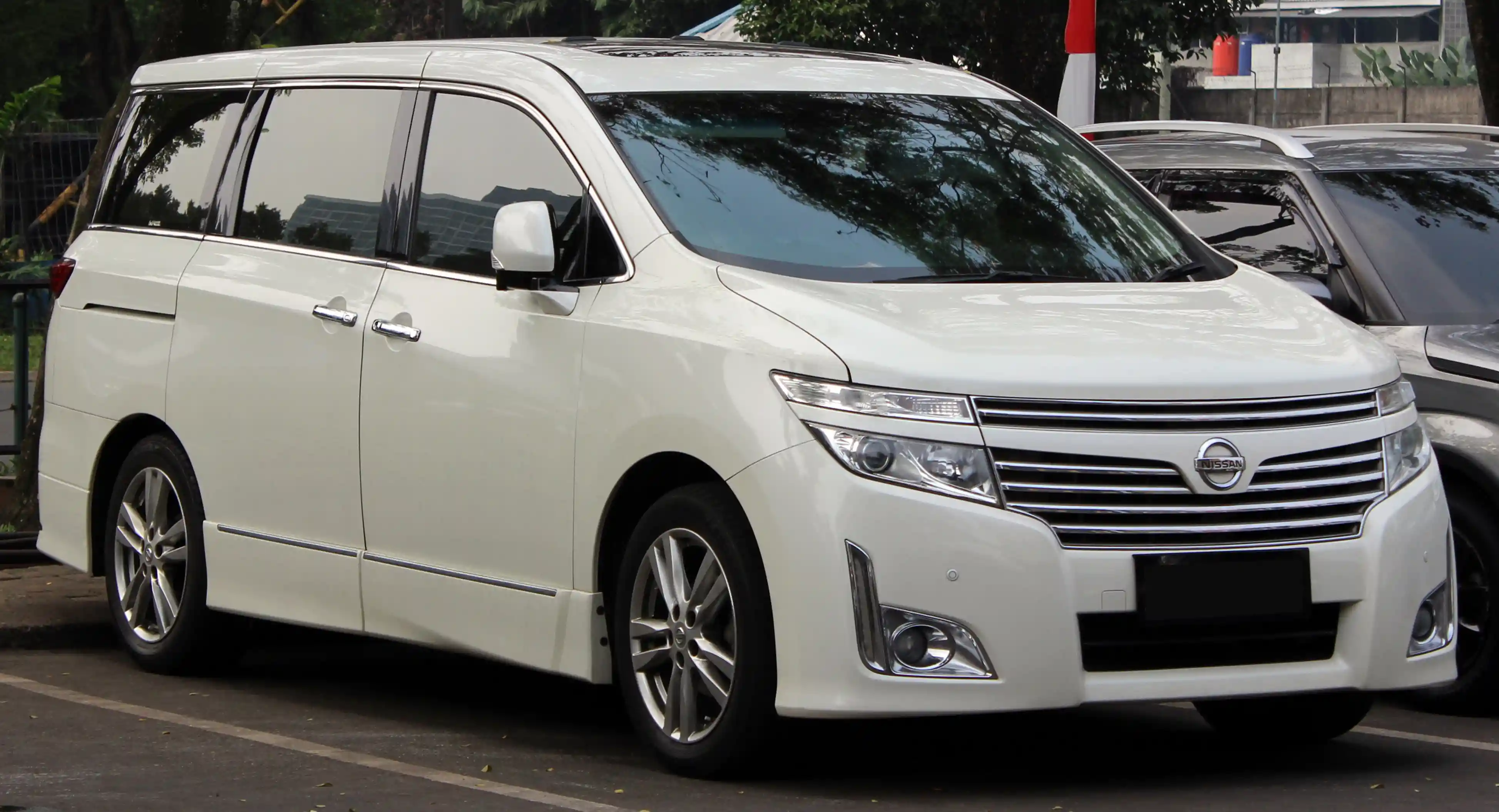 Sewa Mobil Nissan Elgrand Lepas Kunci Driver BBM Bali Gratis Antar Jemput Bandara Kuta Area