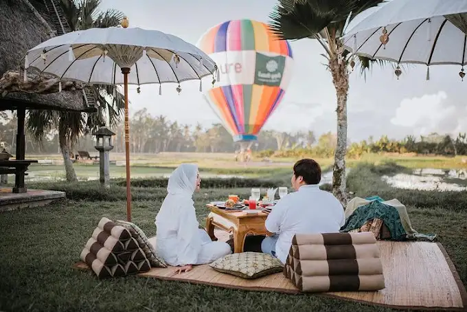 Hot Air Balloon Bali Tour Naik Balon Udara Ubud : Sky Swing Bali & The Chedi Club Tanah Gajah Gianyar
