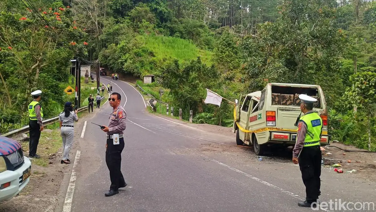 Lakalantas Tewaskan 6 Pemedek Oleh Minibus Maut Jatuh Terguling Di Tanjakan Bangbang Karangasem