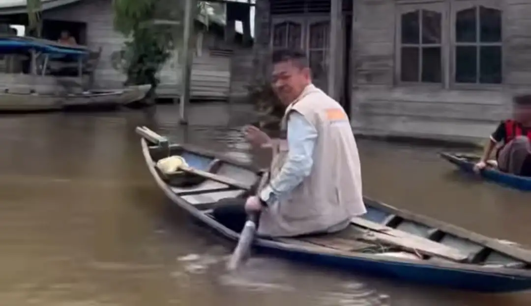 Viral..!!! Berkayuh Sampan, Bupati Rohil Afrizal Sintong Sambangi Rumah Warga Terendam Banjir di Sikapas Direspon Warga