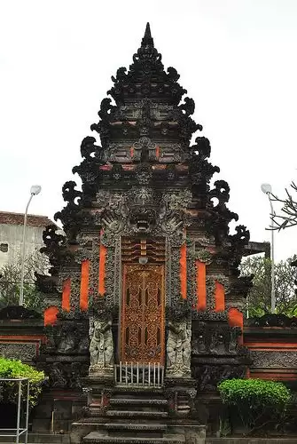 Balinese House Confound 