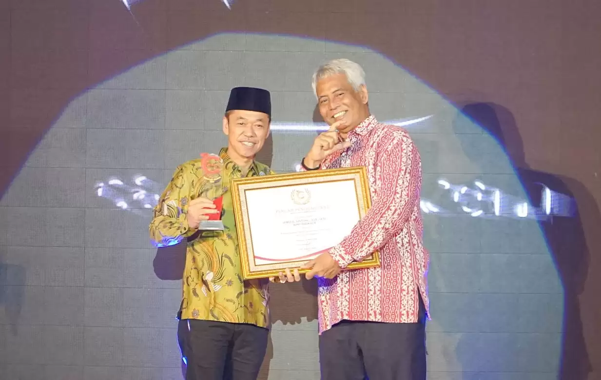 Afrizal Sintong Terima Penghargaan Cakaplah Awards 2024 Kategori Kepala Daerah Peduli Kerukunan Antar Suku dan Umat Beragama 