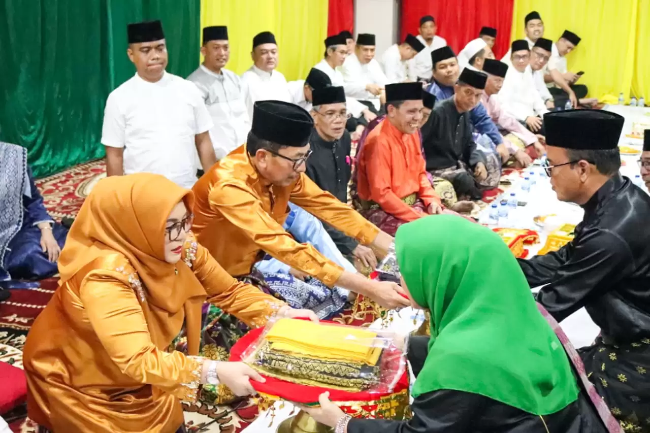 Kajati Riau Akmal Abbas Terima Gelar Datuk Seri Lela Setia Junjungan Negeri Dari LAMR Provinsi Riau