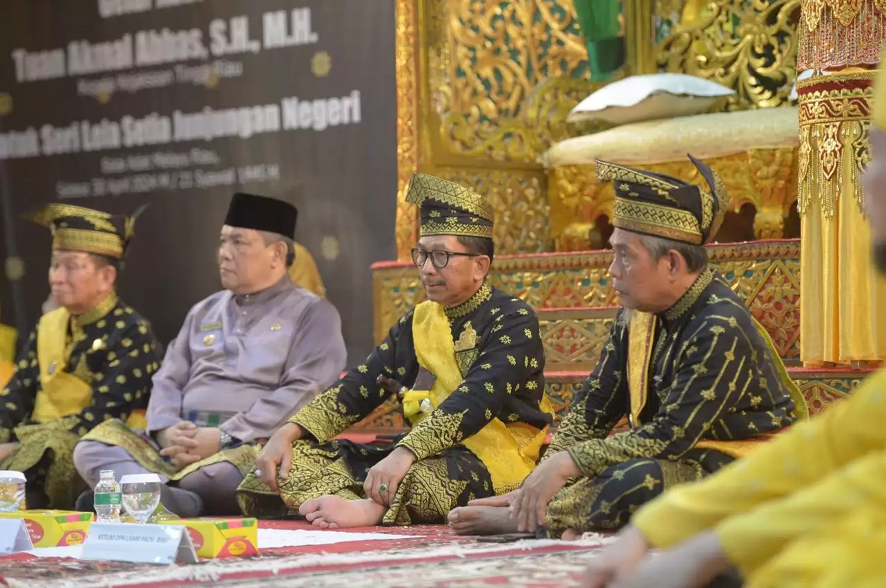 Terima Gelar Adat LAMR Riau, Kajati Riau Sah Bergelar Datuk Seri Lela Setia Junjungan Negeri