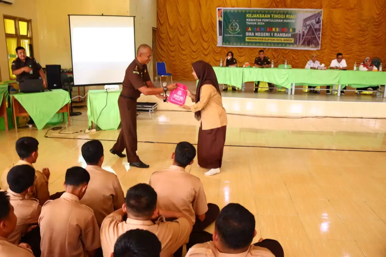 Kejati Riau Berikan Penyuluhan Hukum pada Siswa/i SMA Negeri 1 Rambah
