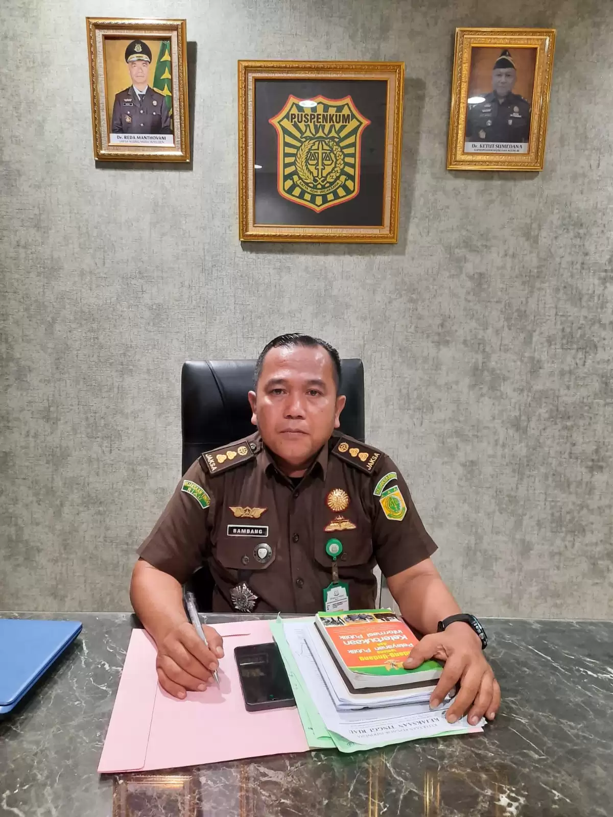 Dikenal Jaksa Inovatif Dalam Penegakan Hukum, Bambang Heripurwanto Kasipenkum Kejati Riau Masuk Kategori Jaksa Terbaik Penghargaan  Adhyaksa Awards 2024