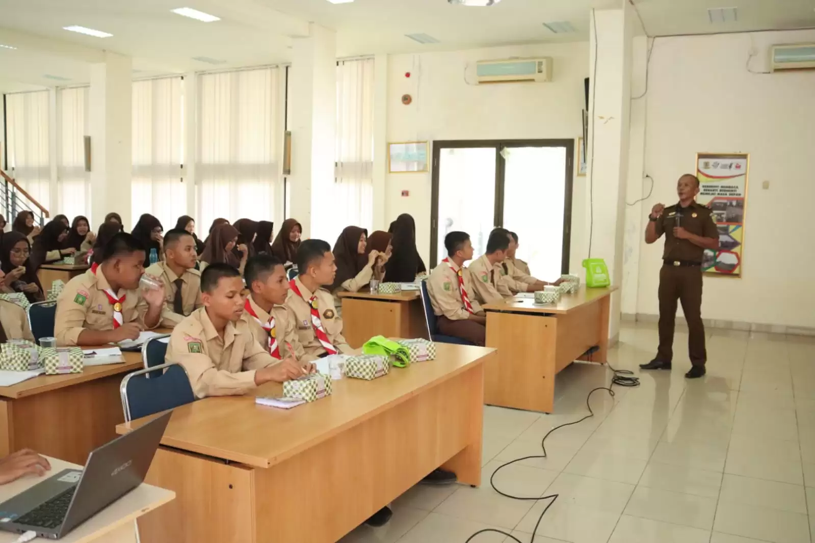 Jaksa Masuk Sekolah (JMS), Kejati Riau Berikan Penyuluhan Hukum pada Siswa/i SMAN Pintar Teluk Kuantan