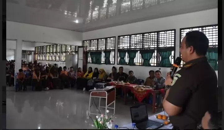 Kasi Intel Kejari Rohil Jadi Pemateri Kegiatan Penyuluhan Hukum JMS di SMP Negeri 2 Bagan Sinembah