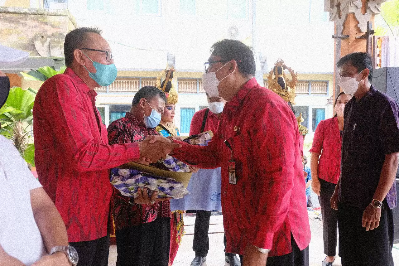 Penyerahan Cinderamata Guru dan Pegawai Purna Tugas