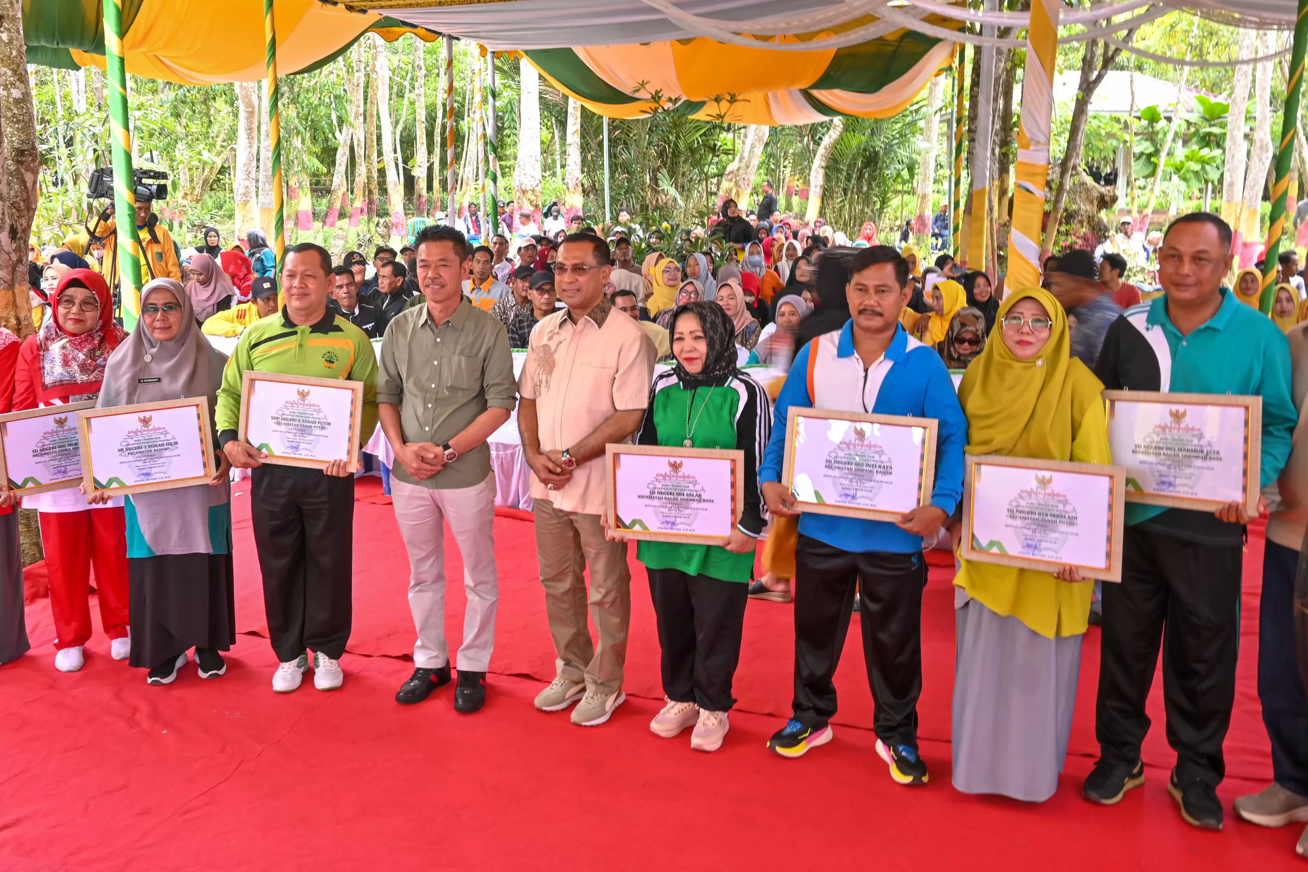 Bagansiapiapi Raih 3 Kali Kota Terbersih Se-Riau, Pemda Setempat Gelar Syukuran dan Berikan Piagam Penghargaan 8 Sekolah Adiwiyata