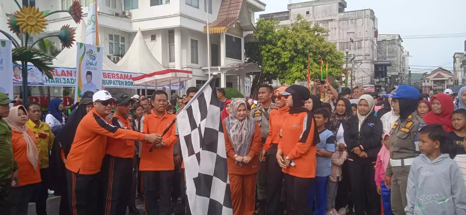 Diakhir Masa Jabatannya, Plt. Bupati Rohil H. Sulaiman Gelar Jalan Santai Bersama Ribuan Masyarakat Perayaan HUT Rohil Ke-25 Tahun 