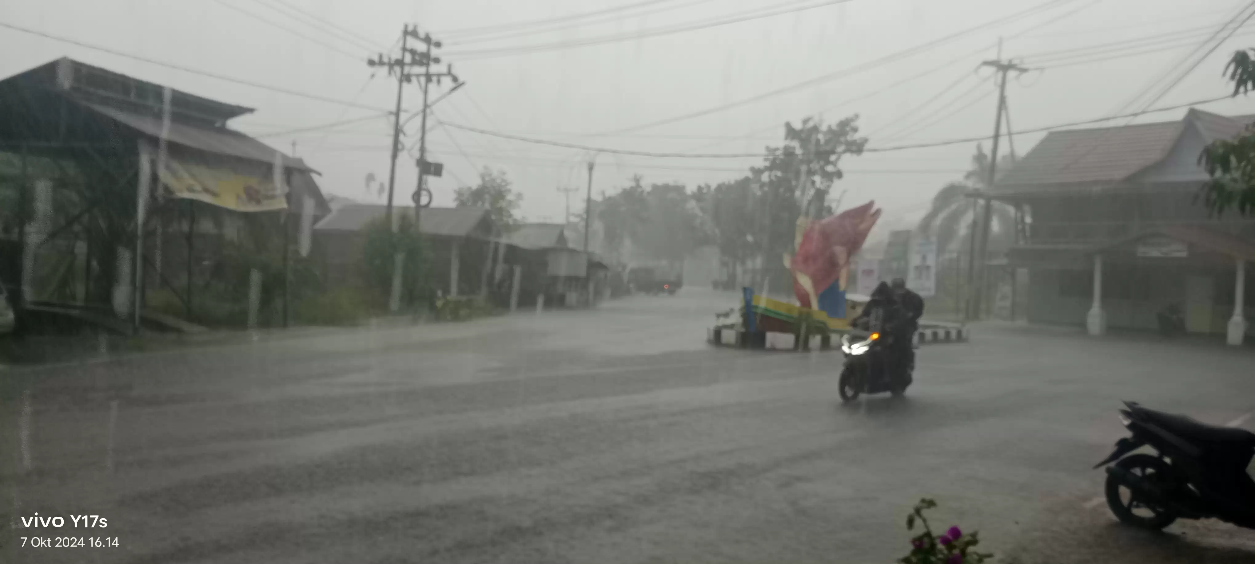 Dalam Kondisi Banjir, Hujan Lebat Kembali Menguyur Kota Bagansiapiapi