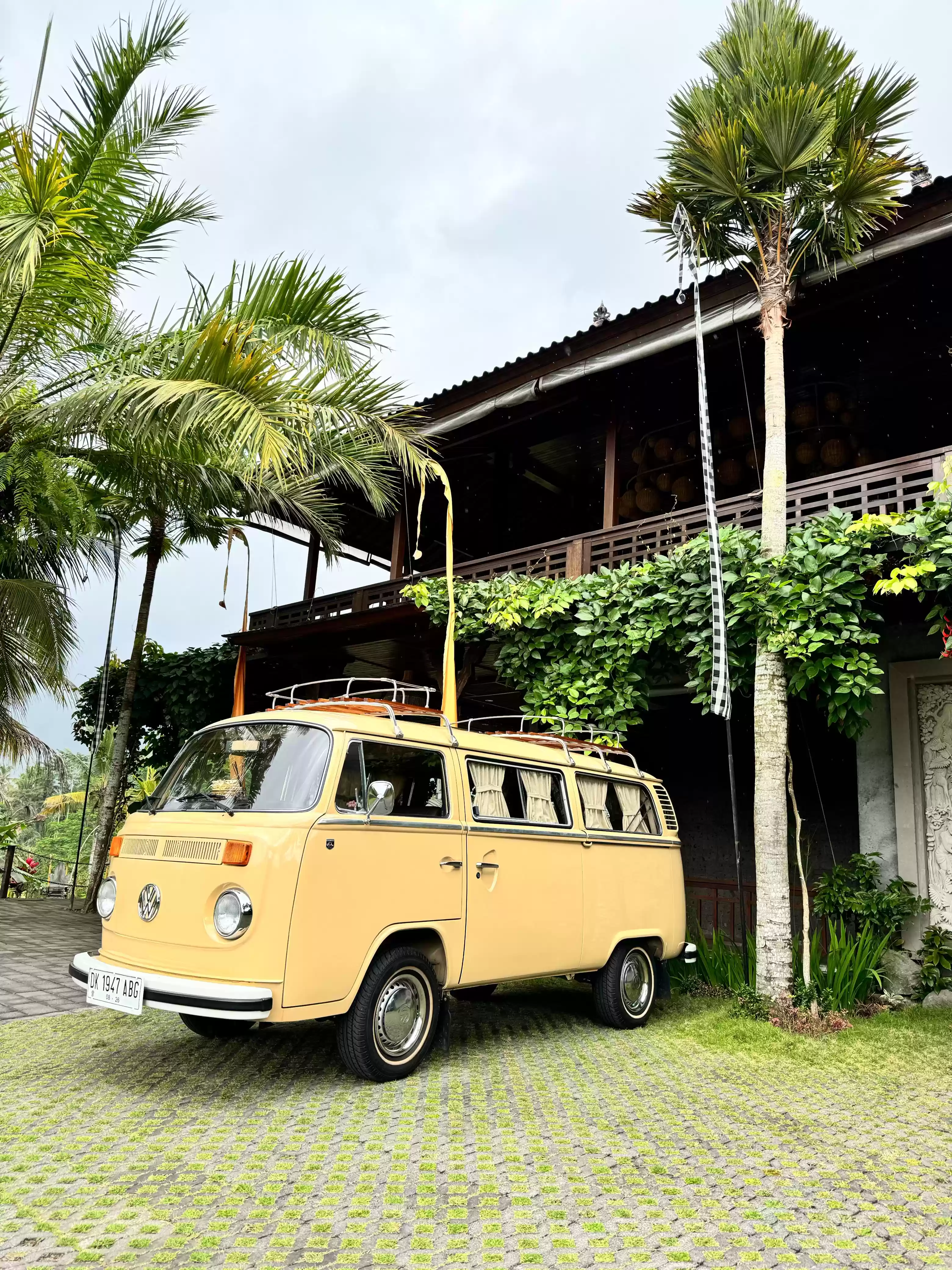 Classic Tour Beratan with Vintage Car