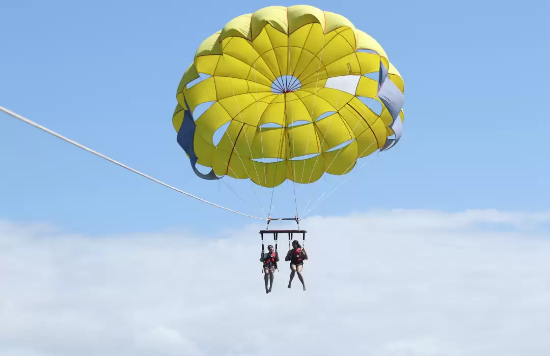 Parasailing di Tanjung Benoa