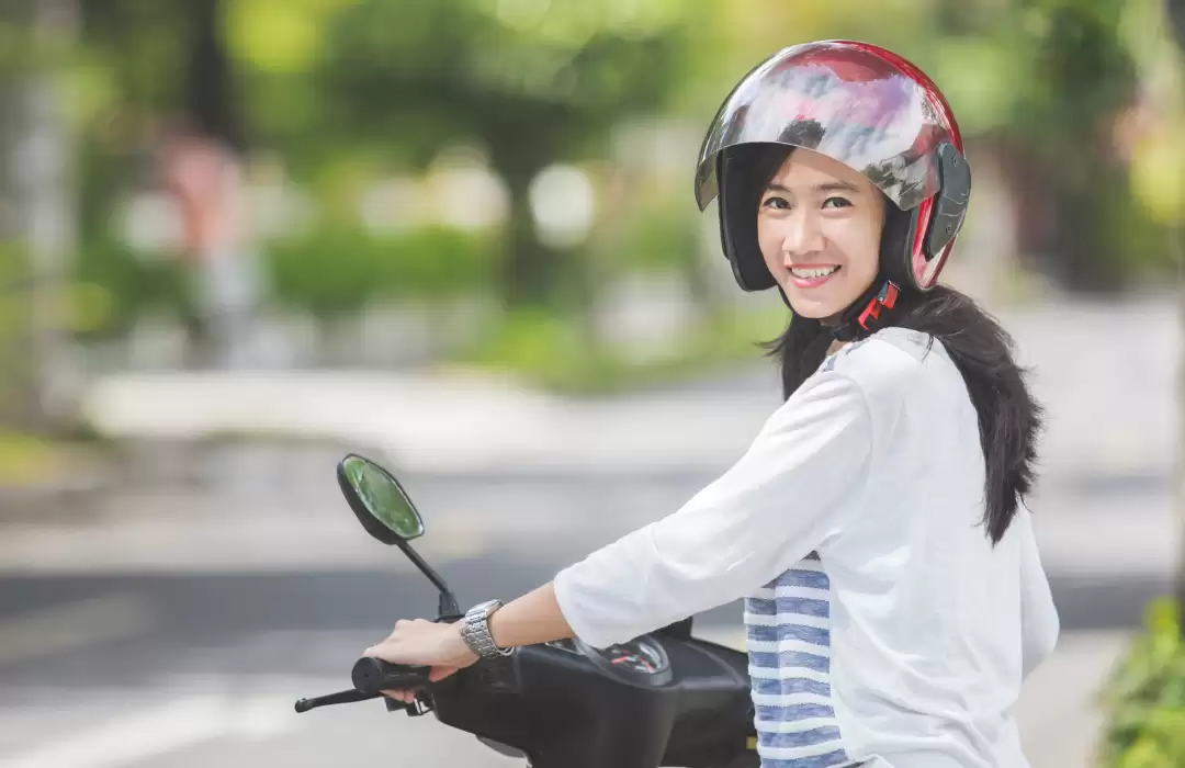 Gunakan Transportasi Lokal atau Sewa Motor