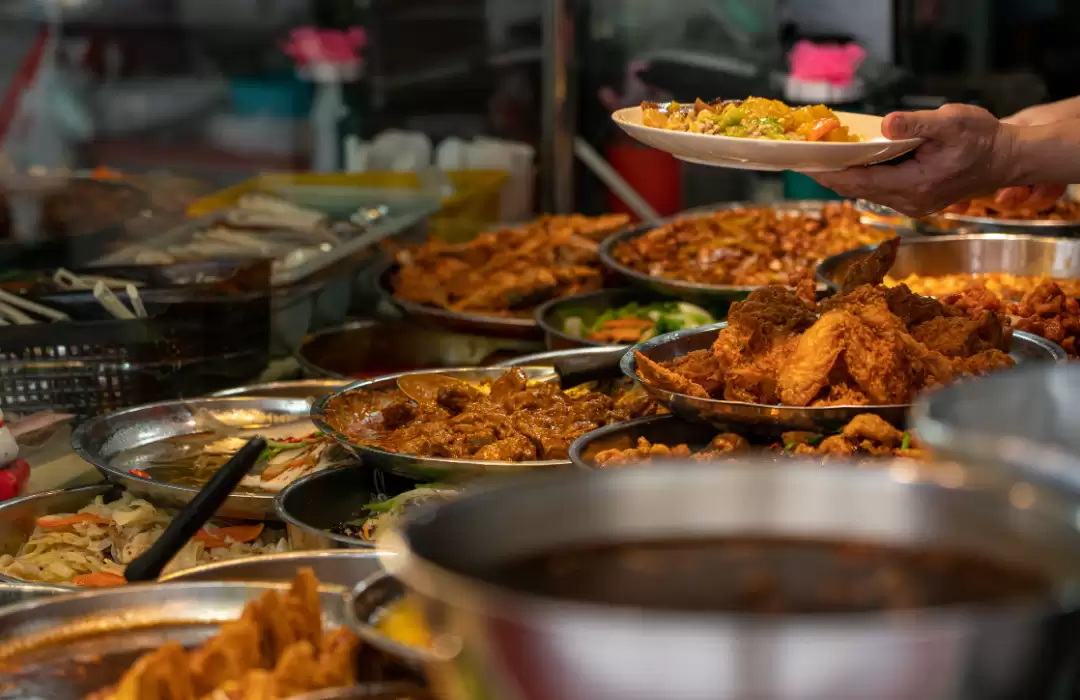 Makan di Warung Lokal