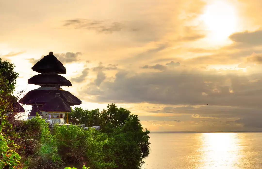 Uluwatu: Dramatic Cliffs and Intimate Vistas