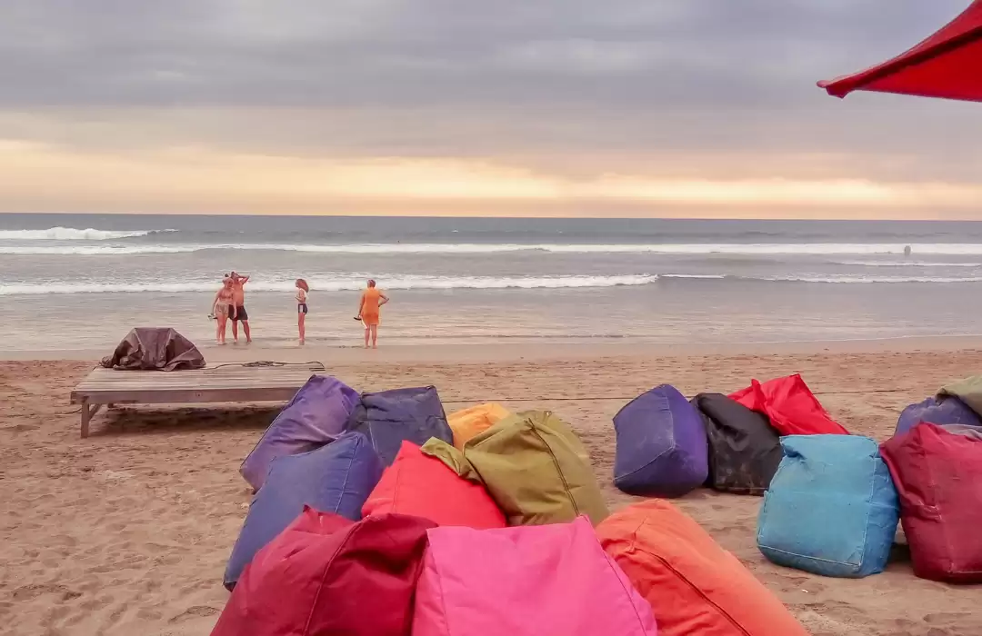 Menikmati Keindahan Sunset di Pantai