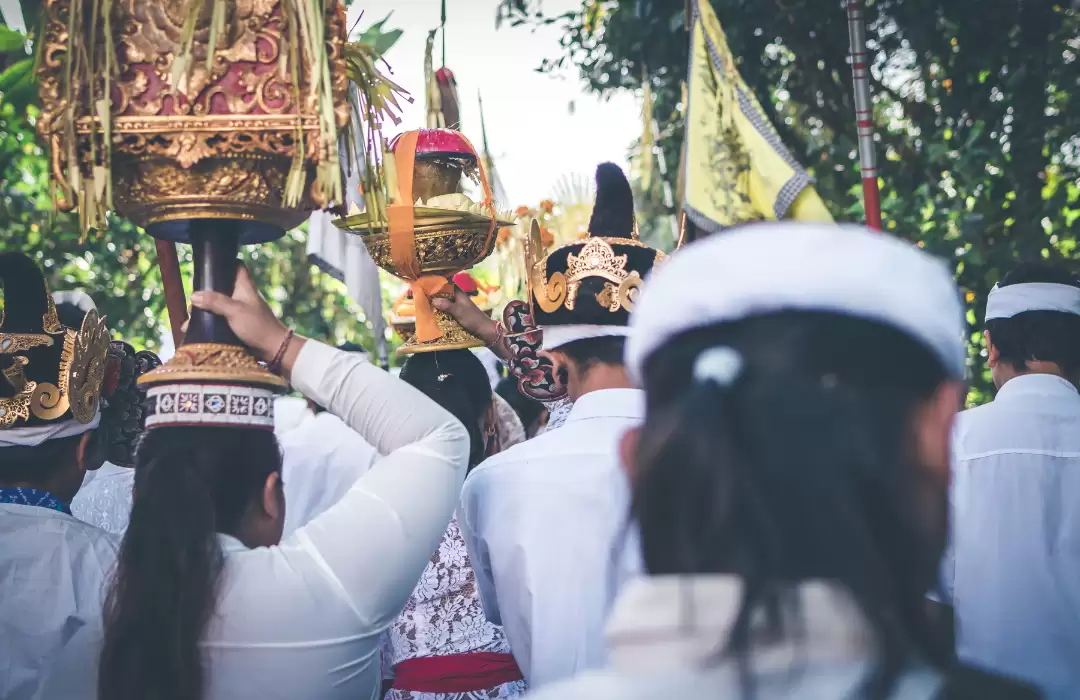 Menghadiri Upacara Adat di Pura