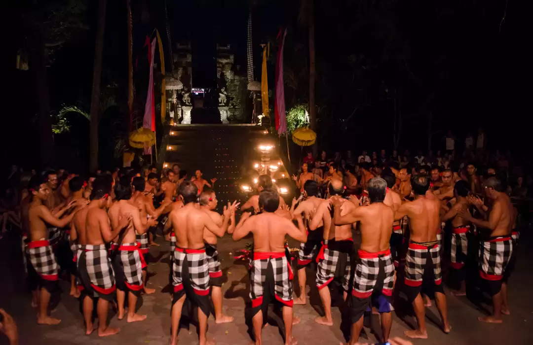 Menonton Tari Kecak di Desa Batu Bulan