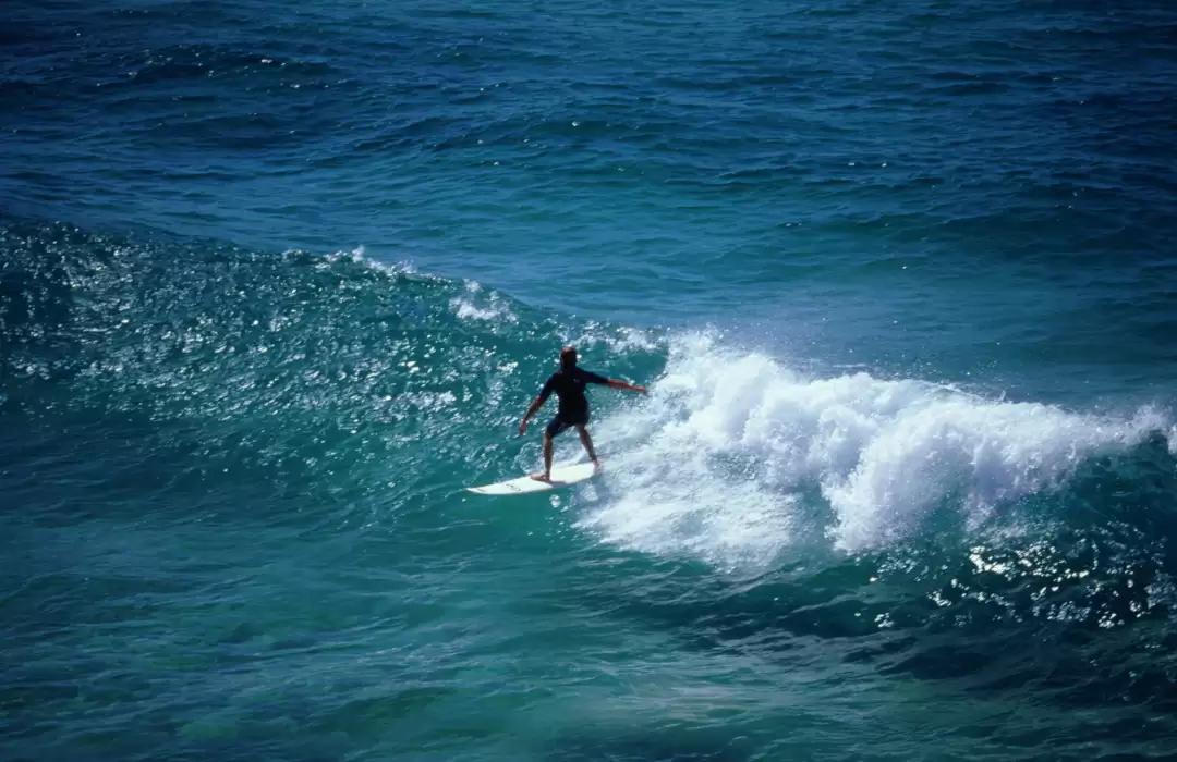 Surfing di Pantai Kuta