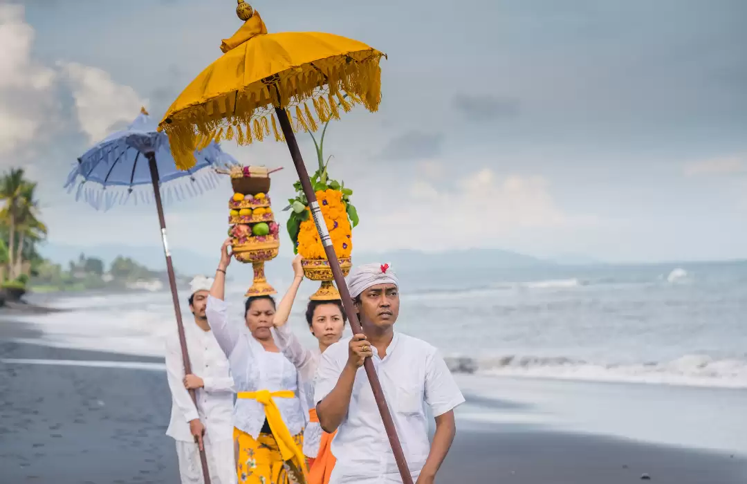 Hormati Budaya dan Etika Lokal