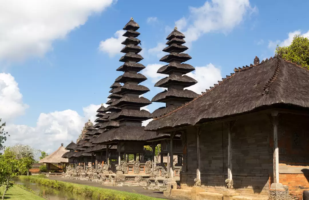 Mengunjungi Pura atau Tempat Keagamaan yang Tidak Terlalu Ramai