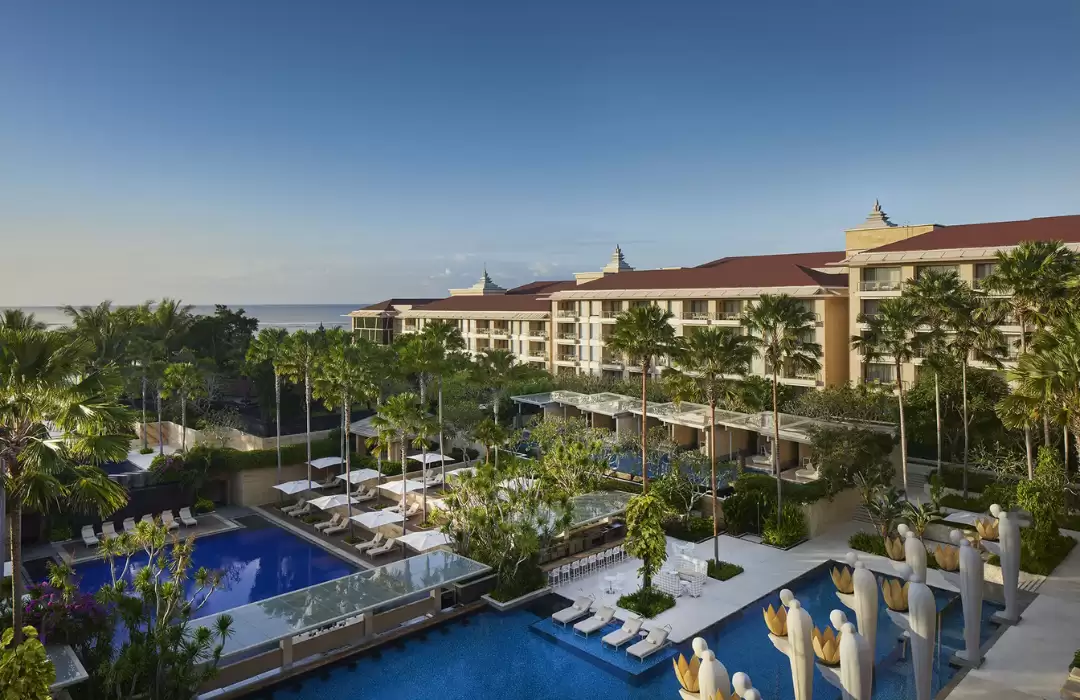 Hotel dan Resort dengan Dekorasi Natal Menawan