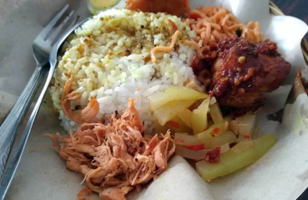 Hindari Restoran Mahal, Pilih Warung Lokal