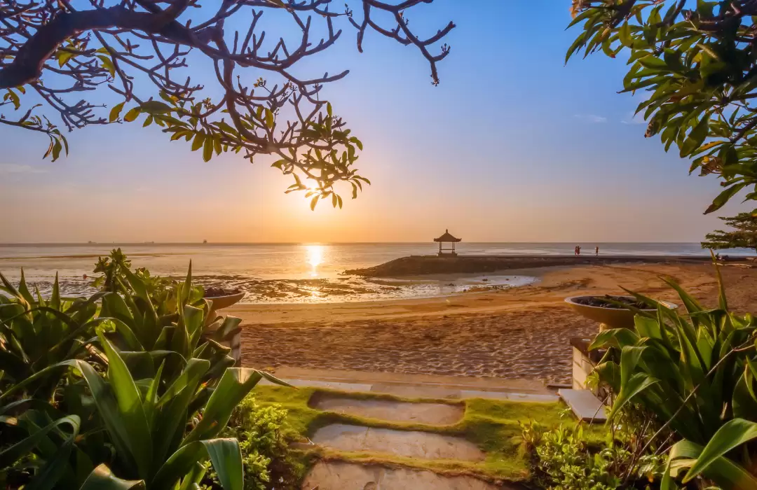 Pantai Sanur: Ketenangan yang Romantis