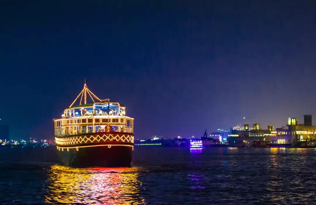 enikmati Makan Malam di Kapal Pesiar