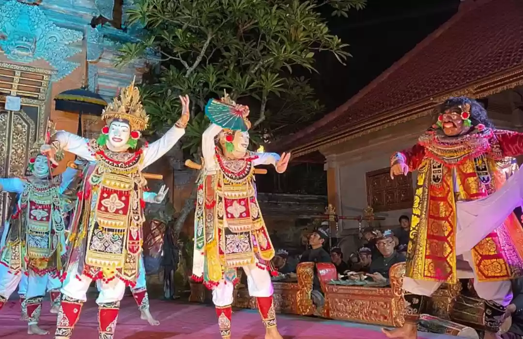 Cultural Christmas Performance at Ubud Palace