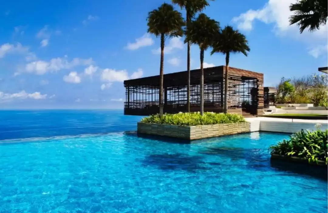  Uluwatu: A Cliffside Celebration with Stunning Views