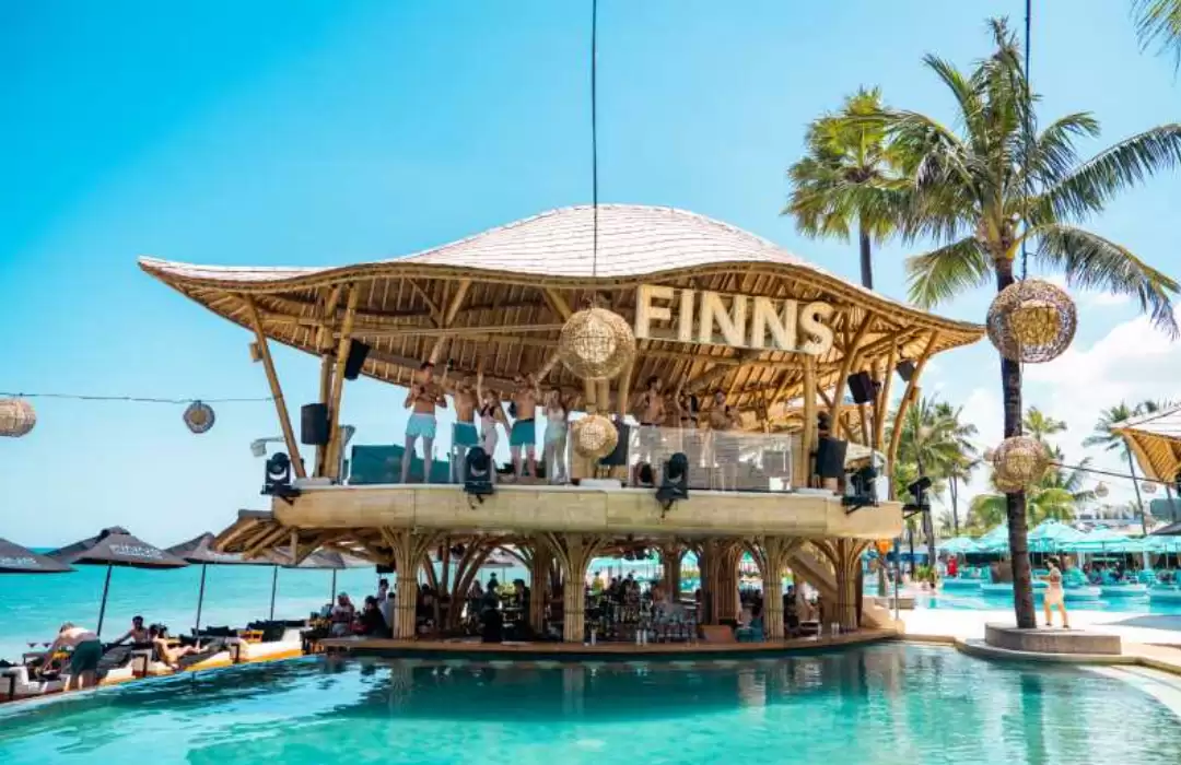 Finns Beach Club, Canggu: Tropical Christmas Vibes