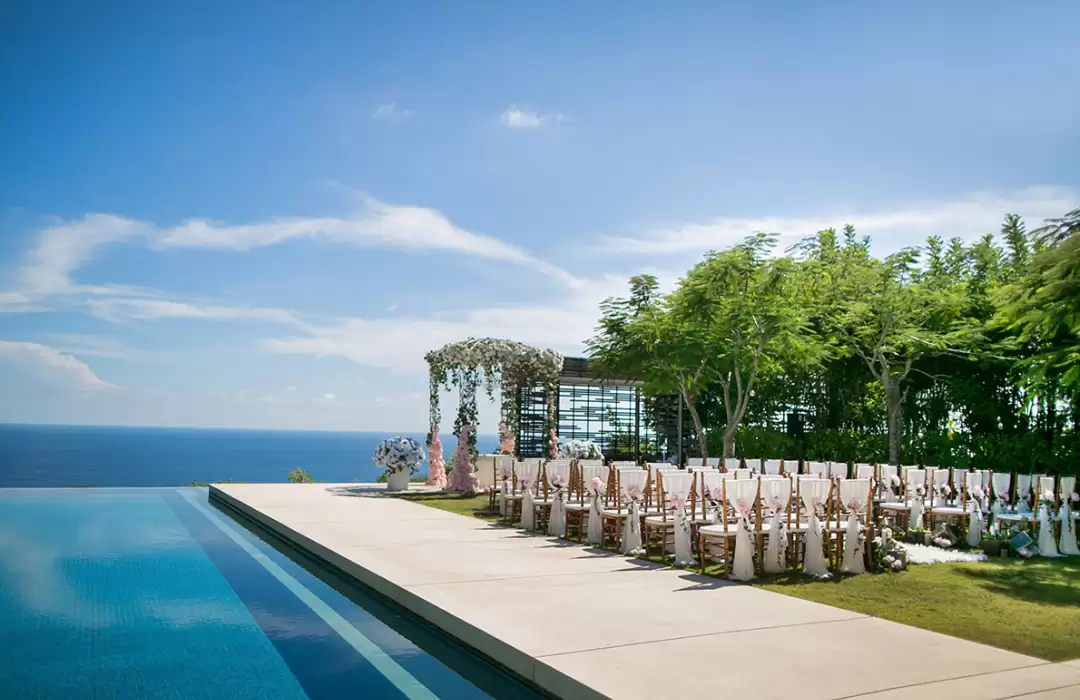 Alila Villas Uluwatu: Cliffside Festive Elegance