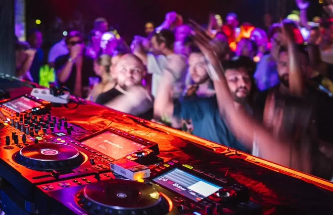 W Bali – Seminyak: A Stylish Party Atmosphere