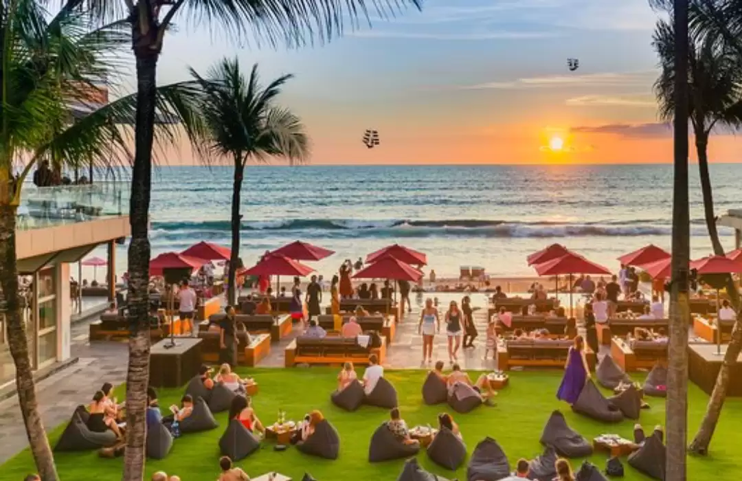  Ku De Ta: Timeless Elegance by the Beach