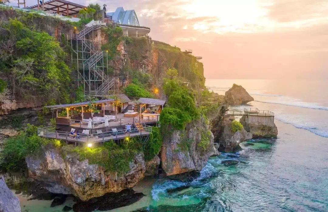 Ulu Cliffhouse: Sunset to Midnight Bliss