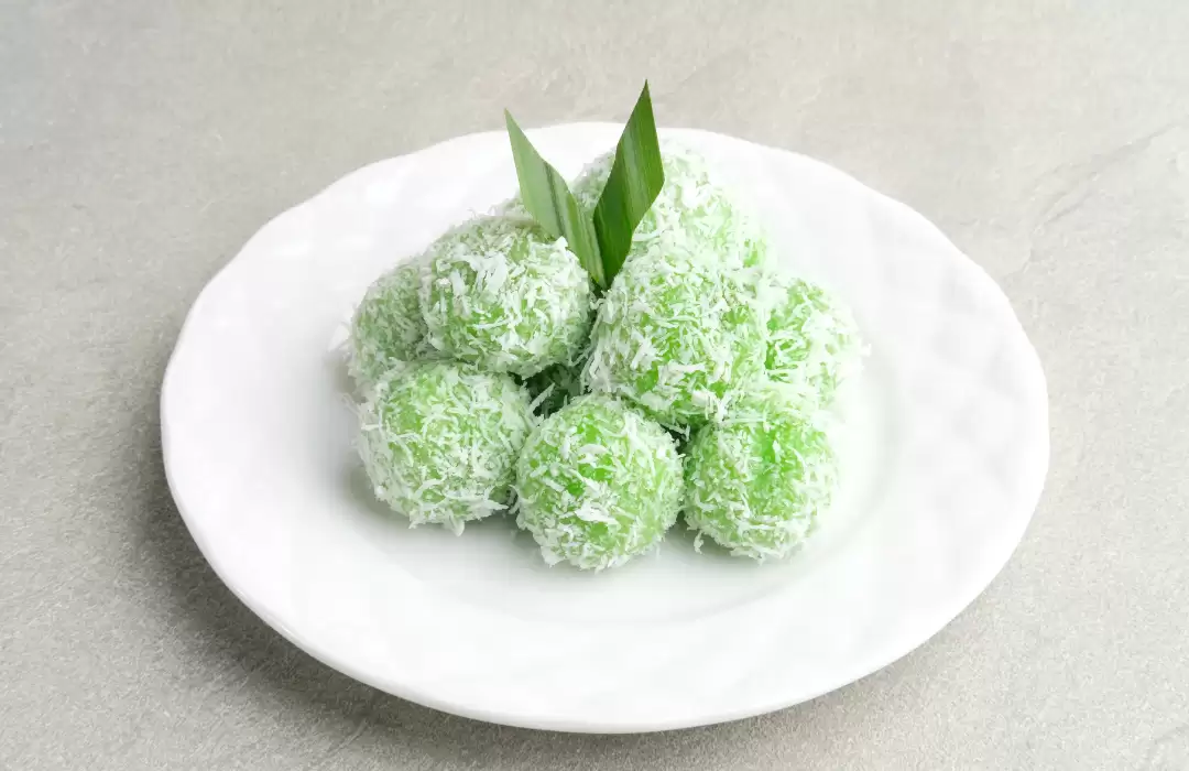  Balinese Desserts: Dadar Gulung and Klepon