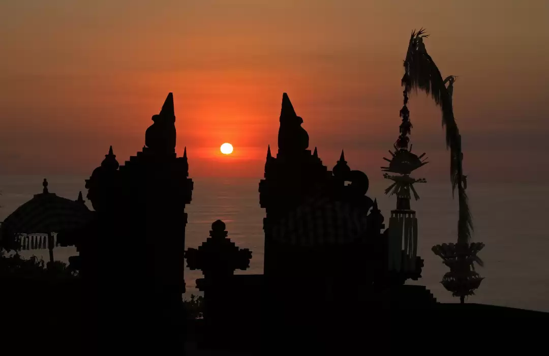 Sunset at Uluwatu Temple: A Dramatic Cliffside View