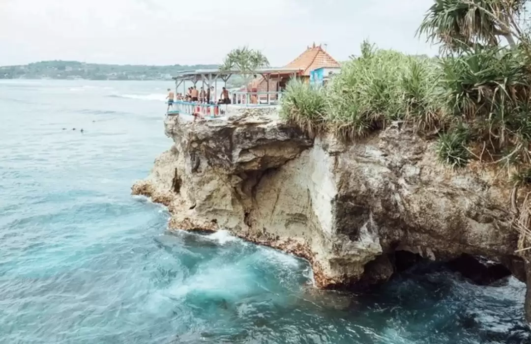 Cliff Jumping at Mahana Point – Feel the Adrenaline Rush