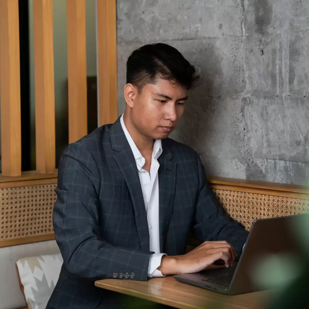 Embaring Uncertainty as a Headhunter