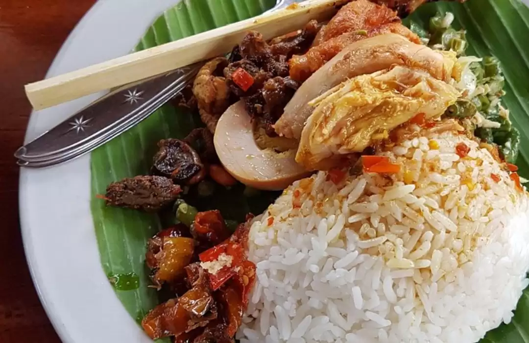 1:00 PM – Lunch with a View at a Balinese Warung