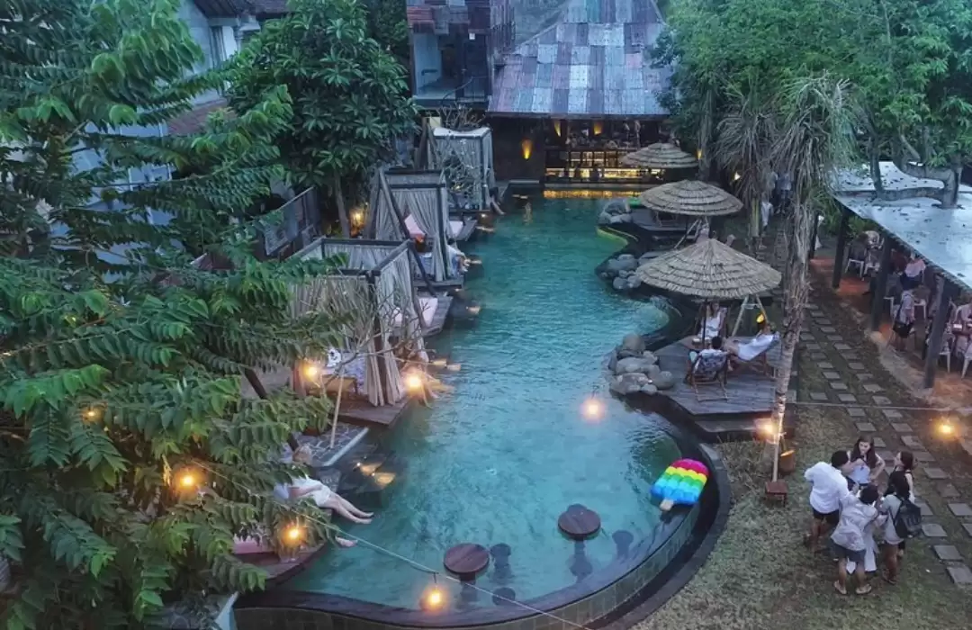 Optional - A Relaxing Nightcap at a Jungle-Themed Café