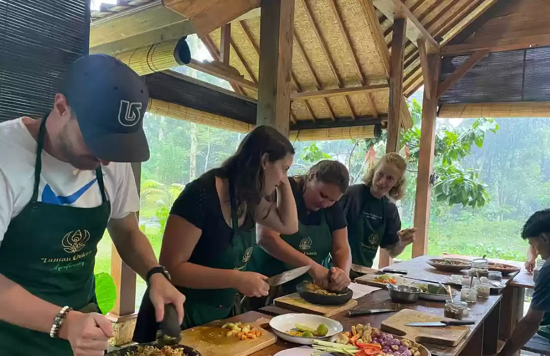 Balinese Farm Cooking School – Cook in a Rice Field Setting